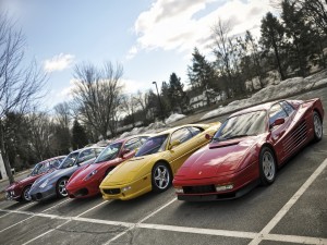 Postal: Coches Ferrari en el aparcamiento