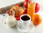 Desayuno con frutas, café y bollo