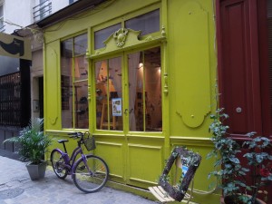 Postal: Bicicleta en la puerta de la zapatería