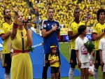 La cantante Fanny Lu, interpretando el himno de la selección de Colombia