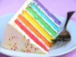 Porción de pastel arcoíris