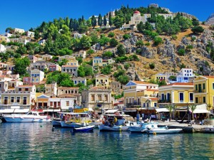 Barcos y casas en la isla de Symi (Mar Egeo, Grecia)