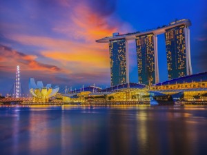 El sol ocultándose tras el edificio "Marina Bay Sands" (Singapur, Asia)