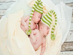 Postal: Bebés durmiendo sobre una manta