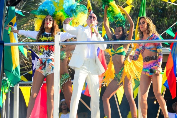 Pitbull, Jennifer Lopez y Claudia Leitte interpretando la canción del Mundial Brasil 2014