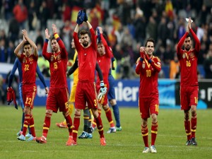 Jugadores de la Selección Española aplaudiendo a la afición