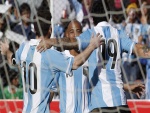 Abrazo de los jugadores argentinos junto a la portería