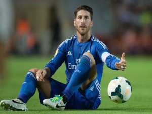 El futbolista Sergio Ramos sobre el césped