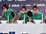 Tres jugadores de la Selección Mexicana rodando un anuncio