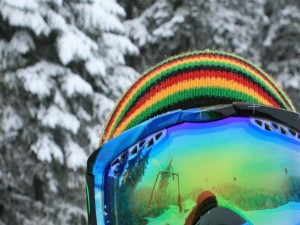 Pista de esquí reflejada en las gafas del esquiador