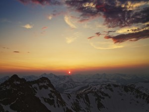 El sol naciente iluminando los picos de las montañas