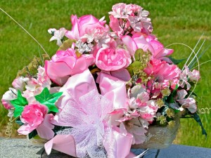 Centro de mesa con flores rosas
