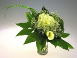 Ramo de novia con flores blancas y grandes hojas verdes
