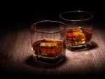 Dos vasos de whisky con hielo