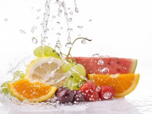 Frutas sanas y frescas en el agua