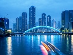 Puente con luz azul en la ciudad