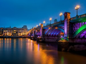 Puente con luces de colores sobre el río