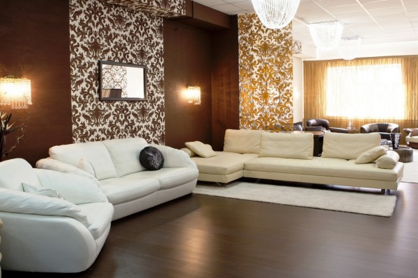 Elegante sala de estar con varios sofás