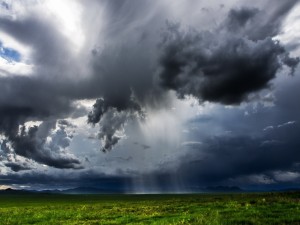 Postal: Nubes oscuras sobre un campo