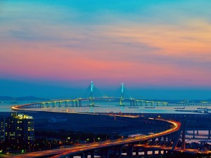 Gran puente en la ciudad de Incheon (Corea del Sur)