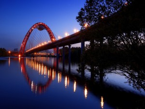 Puente con un arco rojo