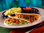 Tacos con vegetales y guacamole