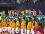 Jugadores de la Selección Mexicana cantando el himno Nacional