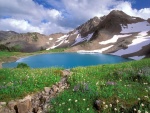 Pequeño lago azul en la montaña