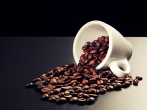 Postal: Taza volcada con granos de café