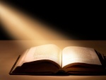 Rayos de luz sobre una Biblia