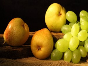 Ricas peras y uvas verdes