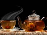 Una tetera y una taza de rico té caliente