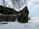 Cabaña abandonada en la nieve