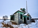 Cabaña abandonada en un lugar nevado