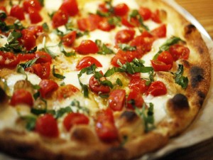 Pizza con tomatitos