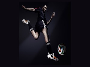 Postal: Karim Benzema con el Adidas Brazuca