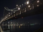 Un puente iluminado en la noche oscura