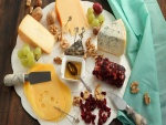 Plato con quesos, pasas, nueces, uvas y miel