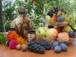 Frutas y una original botella sobre la mesa