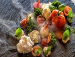 Plato de cocina moderna: verduras con humo