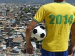 Muchacho con la camiseta Brasil 2014