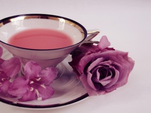 Postal: Platillo y taza con té de rosas