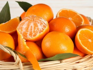 Naranjas y mandarinas en una cesta