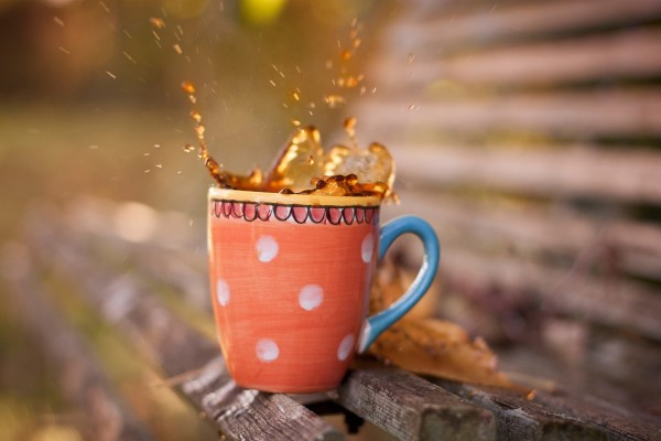 Taza de café sobre un banco de madera