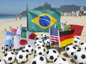 Postal: Balones y banderas en la playa al comienzo del Mundial 2014