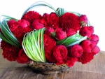 Ramo de flores rojas en un plato