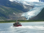Turistas observando el glaciar de Svartisen, Noruega