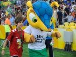 Un niño con Fuleco, la mascota de la Copa Mundial de Fútbol Brasil 2014