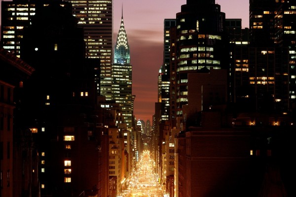 Calle iluminada entre los edificios de Nueva York