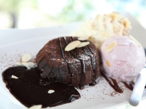 Pastel de chocolate con helado